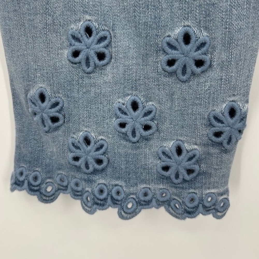 Madeleine Women Light Wash Floral Eyelet Scalloped Hem Cropped Jeans Size US 8 - Picture 6 of 9